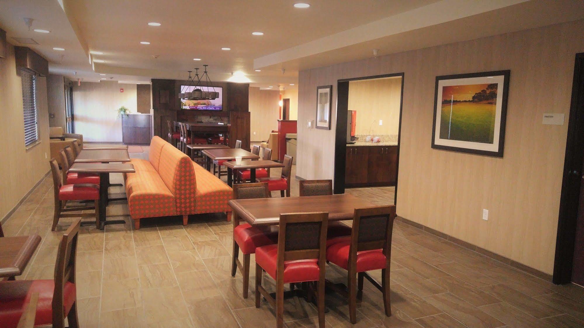 Inn At Hunters Run Watford City Exterior photo