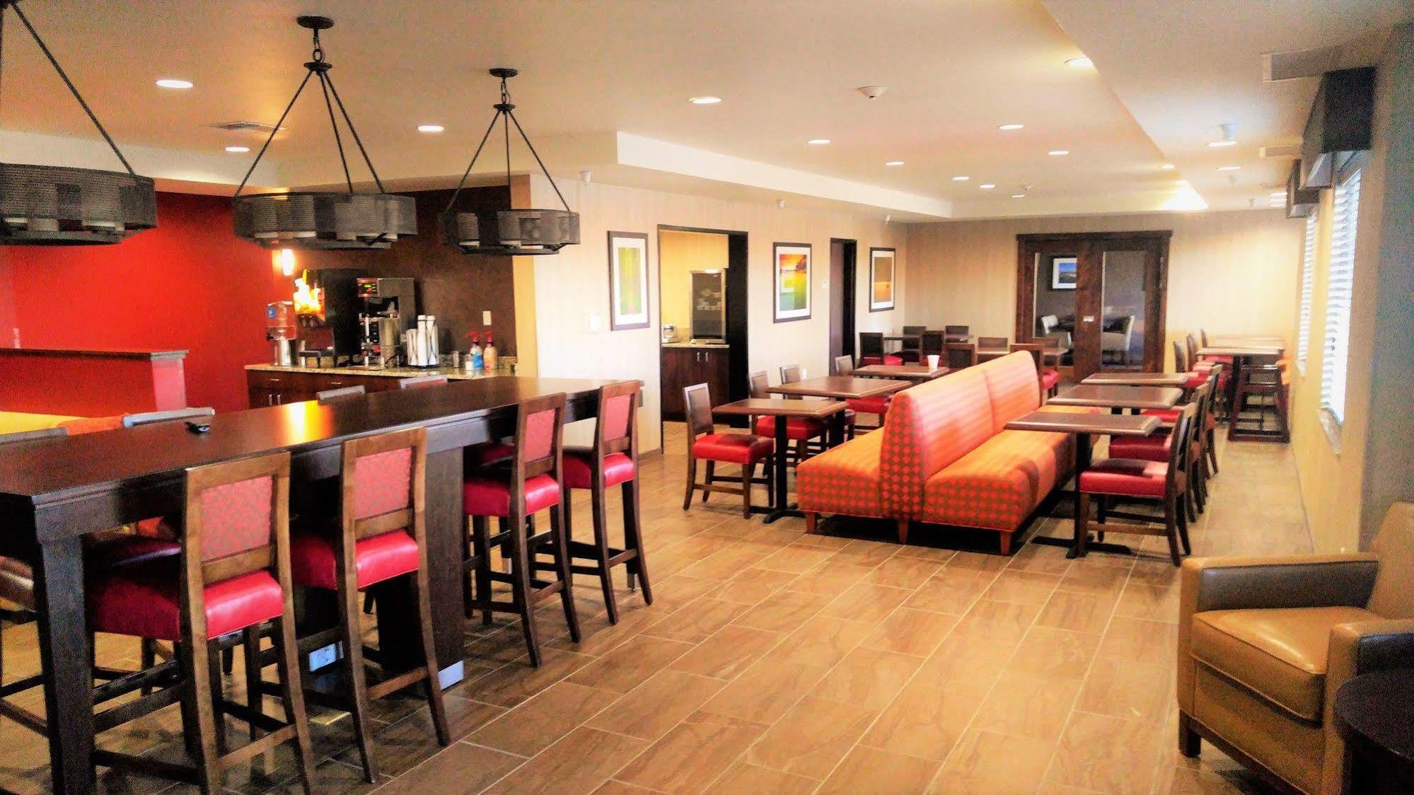 Inn At Hunters Run Watford City Exterior photo